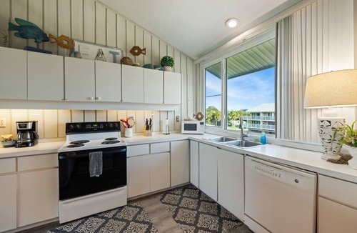 Cedar Key Villa | Walkable * 20% Weekly Disount * 30% Monthly Discount * Gulf Front * Townhouse