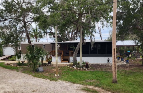 Crystal River Cottage | Waterfront Canal Cottage, Kayaks & Canoes, Minutes from Springs & Manatees!