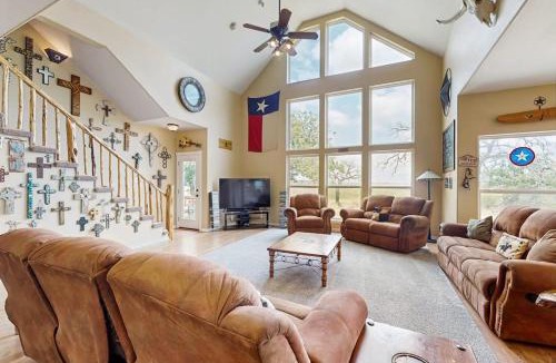 Buchanan Dam House | Waterfront Home with Kayak, View, Fire Pit & WiFi - Dog-Friendly
