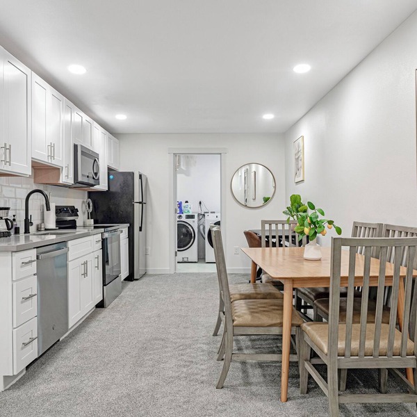Soothing Renovated 2-bedroom condo with AC & Laundry in vibrant Seattle Mt Baker