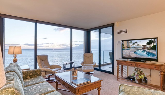 100% Oceanfront & Unobstructed View -The Mahana 8th floor, 1BR/2BATHROOMS!