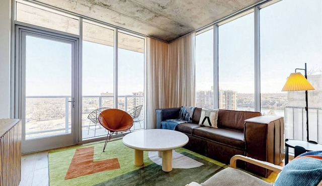 13th floor corner condo, lake-view balcony, rooftop pool & gym, dog-friendly