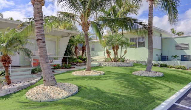 2 bedroom large pool 600 ft to the beach