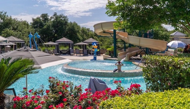 2 Double Queen Units with Lakeview, Outdoor Pool, Free Parking!