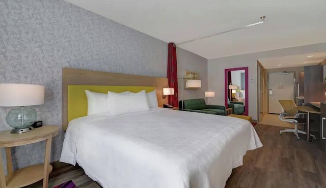 2 King Studios w/Kitchenettes & Shuttle, 2.1mi Convention Center WPB Area