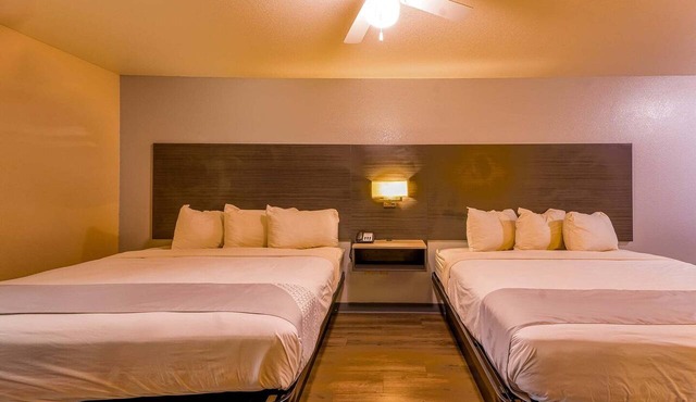 2 Queen Bed Smoking | Yoakum West