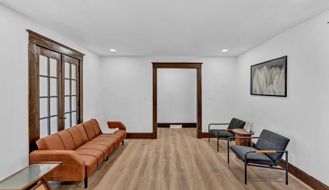 2700ft2, 6 bdrm, 2 kitchens, mins to Falls, AC, WiFi, sleep 16