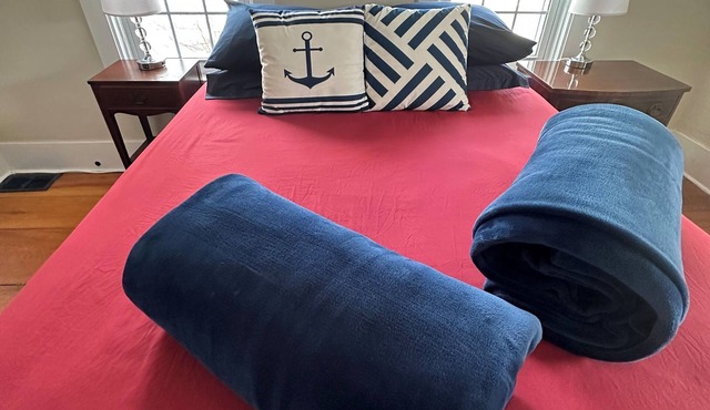 2BR Apt. Authenticity, value, walk to everything. big yard, treehouse. No fees. in Bath