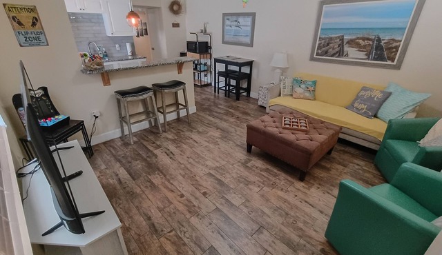 2BR Beach House. Full Kitchen, W/D, Bikes, Chairs, Boards, BBQ, Backyard Patio