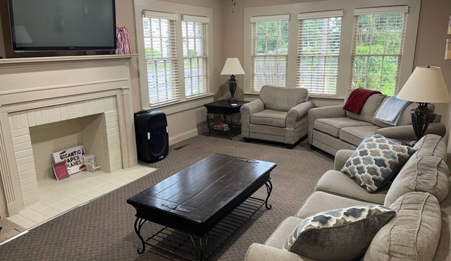 3 bd house NEARLY on UA campus. Lg private prkg area.