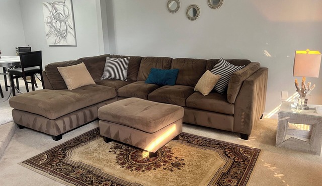 3 Bed 2.5 Bath Fully Furnished Spacious Townhouse Free Parking, basement, deck