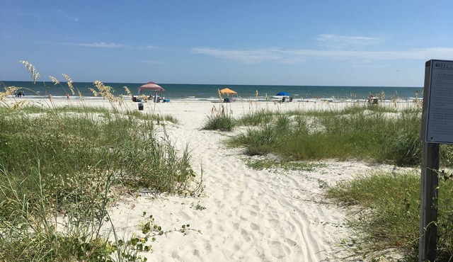 3 BEDROOM LUXURY HOME PET FRIENDLY. 1-2 MINUTE WALK TO THE BEACH