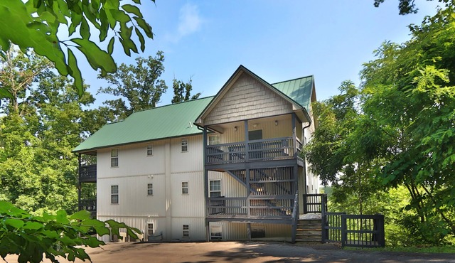 3BR, Close to Dollywood. Hot tub!