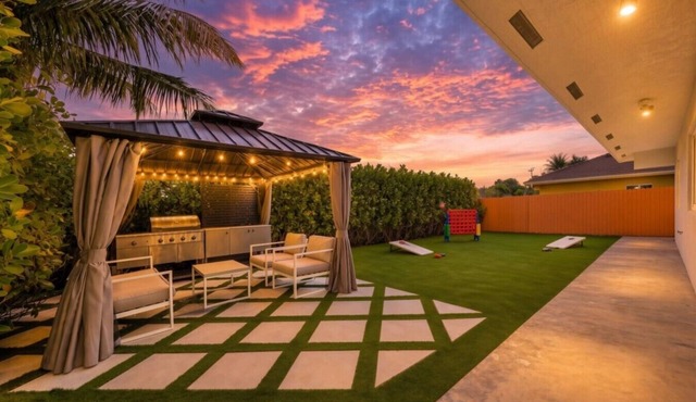 4BR Modern Home | Sleeps 14 | BBQ & Outdoor Space