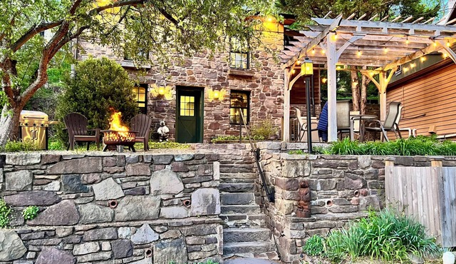 5 Star Private 2BR Storybook cottage with WIFI & EV charger in Stockton