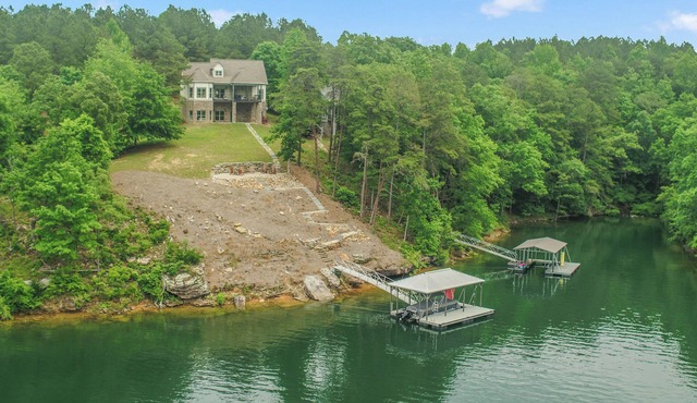 A&A Lake House - Luxury and ease on beautiful Smith Lake!