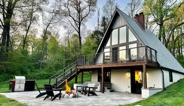 A-Frame Chalet: Fireplace, Hot Tub & Mountain Views