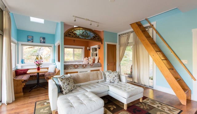A Perfect Romantic Escape! Enjoy relaxing with private pond/waterfall/hot tub.