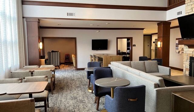 Accessible 1BR Suite | Pool & Daily Breakfast in Oconomowoc
