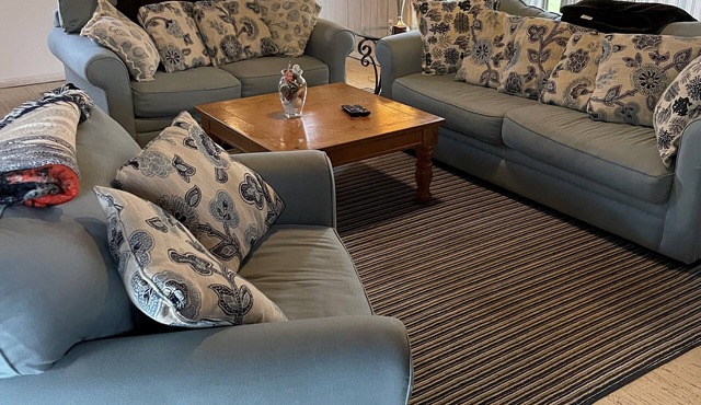 Adorable beach house close to private beach & walking distance to shops &marinas