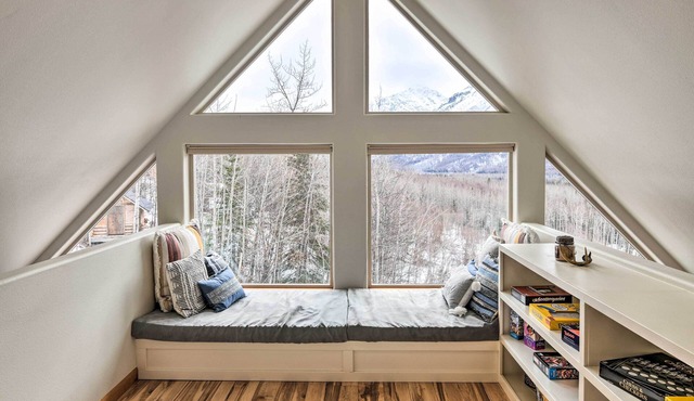Alaskan Mountain Gem With Private Hot Tub & Gym! in Eagle River