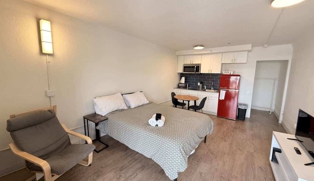 ATX Studio 1 Queen, Access to Gym and Laundry
