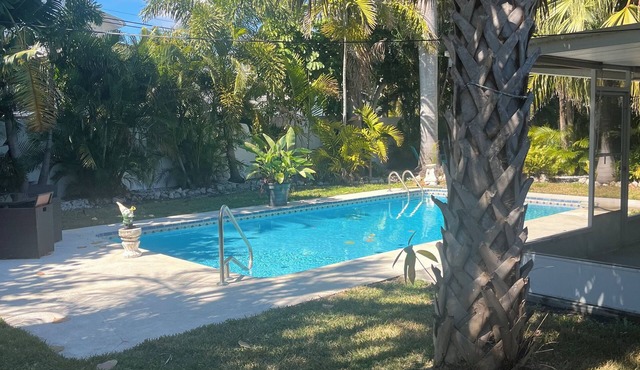 Backyard Oasis: 2 bedroom house with pool in Shore Acres mins from St Pete