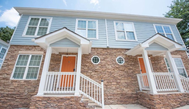 Basic 4 bedrooms with 6 beds 15 min from downtown sleeps 9 for Work crews and Large groups