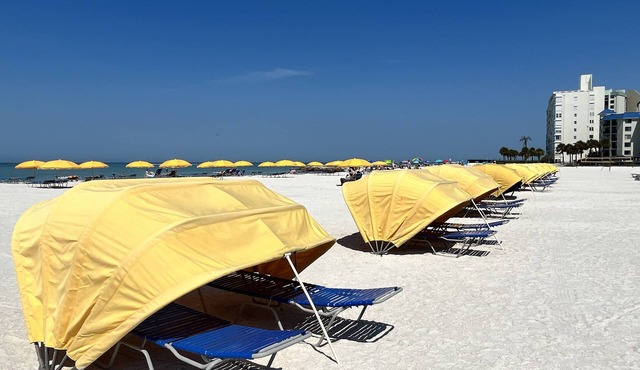 BEACHFRONT 2BR! Great View! BEACH is steps away! GOING FAST DON'T MISS OUT