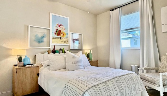 Beachtown Remote Worker Friendly-High Speed WiFi-Pets Welcome-Lido Beach-Opera-Symphony-Walk or Bike to Restaurants-10 Acre Park with Pickleball, Tennis, Basketball