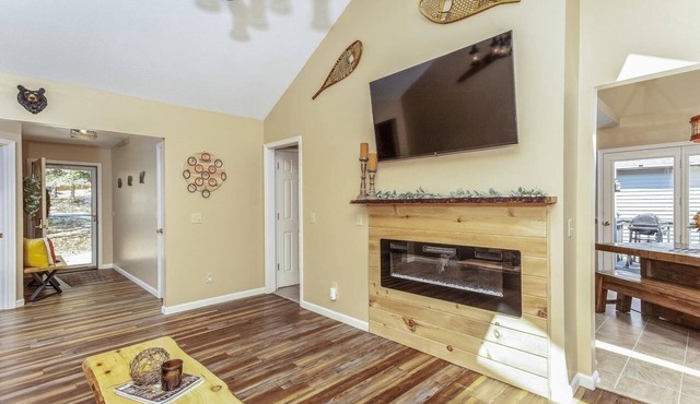 Bear Cabin-One Level/Indoor hot tub/pet friendly/FREE POOL PASS FOR 2026
