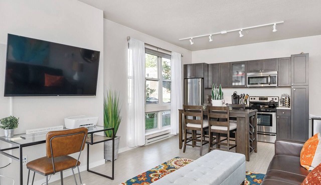 Beautiful 1-Bedroom Apartment@Walk to Uptown@Fast WiFi@In-Unit W/D