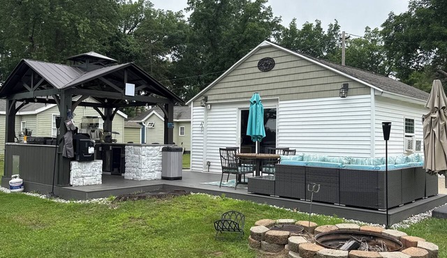 Beautiful 2-bedroom cottage with outdoor kitchen,a boat slip & Gun lake