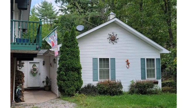 Beautiful cottage with HOT TUB in Kingston/Woodstock Catskills, Hudson Valley