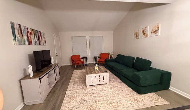 Beautiful, fully updated, serene, cozy, spacious 2b2b, sleeps 6 in East Windsor!