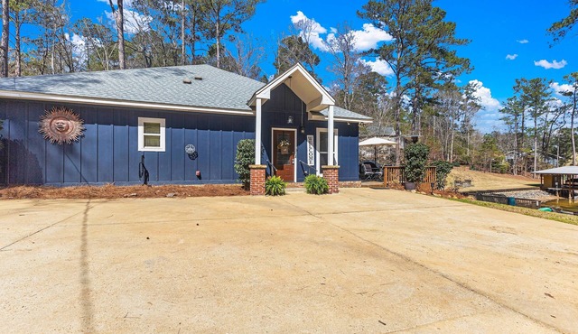 Bella's Cove, 4BR/3BA Retreat at Lake Martin - swimming cove - pets ok!