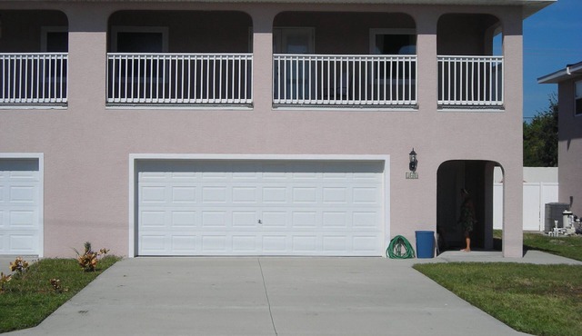 BIG BEAUTIFUL BEACH HOUSE- STEPS TO THE SAND-