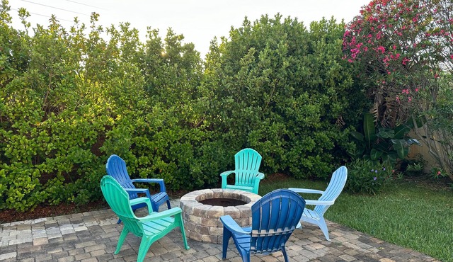 Bikini Bungalow - King Beds and Short Walk to the Beach! Pet Friendly!