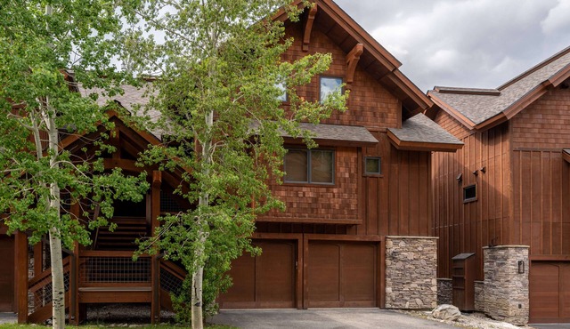 Black Eagle Lookout | Hot Tub Deck Walk to Dining