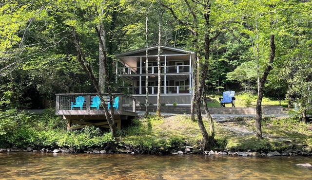 Blue Ridge Riverfront Cabin 2-Level Deck Sleeps 8