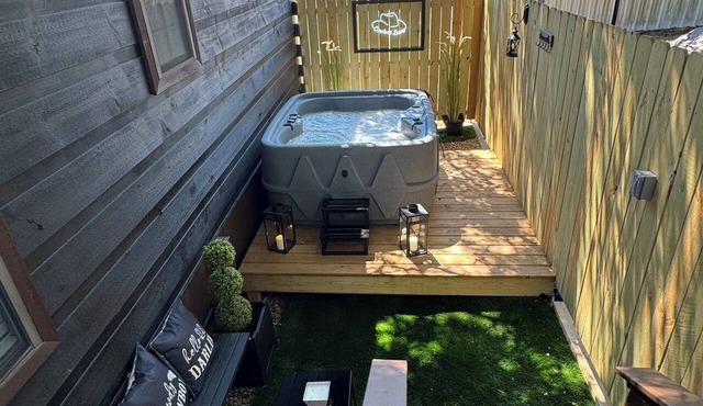 Boulder Ridge Cabin 3: Cowboy Luxe with Private Hot tub in Checotah