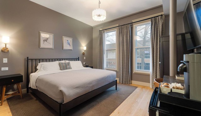 Boutique MicroHotel Room on Downtown Mall: The Townsman: Poe Room