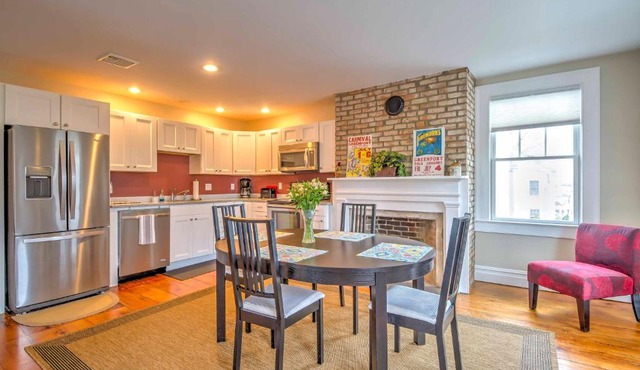 Bright Apartment - 1/2 Mi to Greenport Harbor!