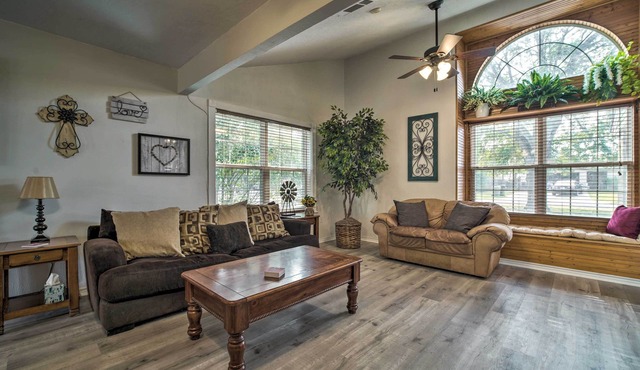 Bright College Station Abode: 3 Mi to Kyle Field