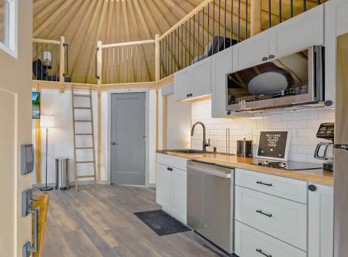 Bronco Luxury Yurt-Cabin - Family Glamping Canyon Lake w Private Hot Tub