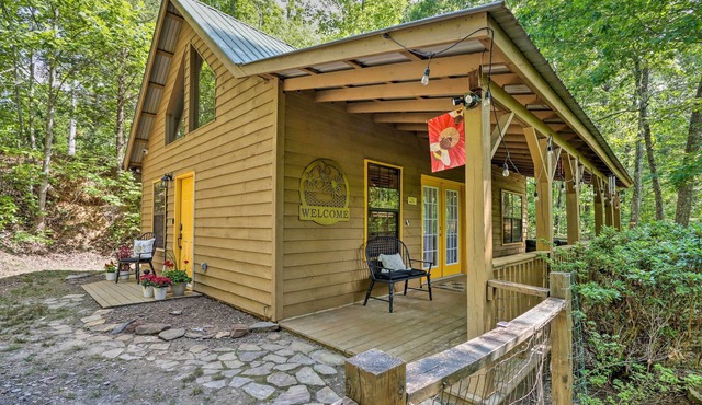 'Bumblebee Cottage' Murphy Retreat w/Hot Tub