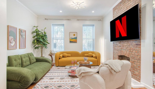 Bushwick Gem with Spacious King Bed 2 Baths with Modern Kitchen & Steps to Train