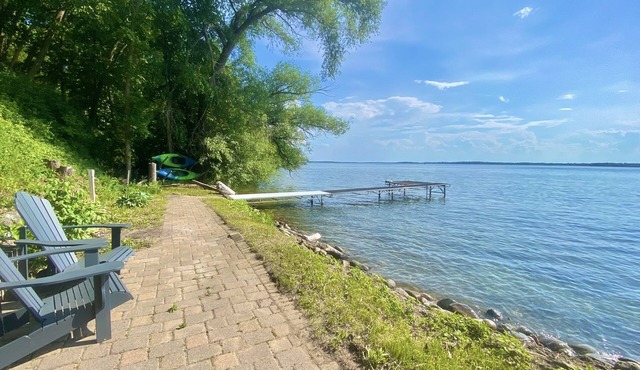 Cabin on gorgeous Lake Ida, near the Carlos Creek Winery!