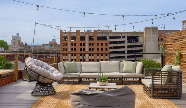 Central Luxury 3-Level Home - Rooftop + Garage