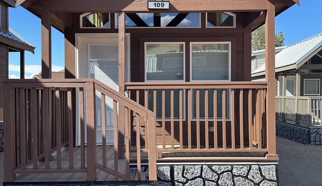 Charming 2-bedroom cabin #109 in fabulous Moab with AC, Wi-Fi